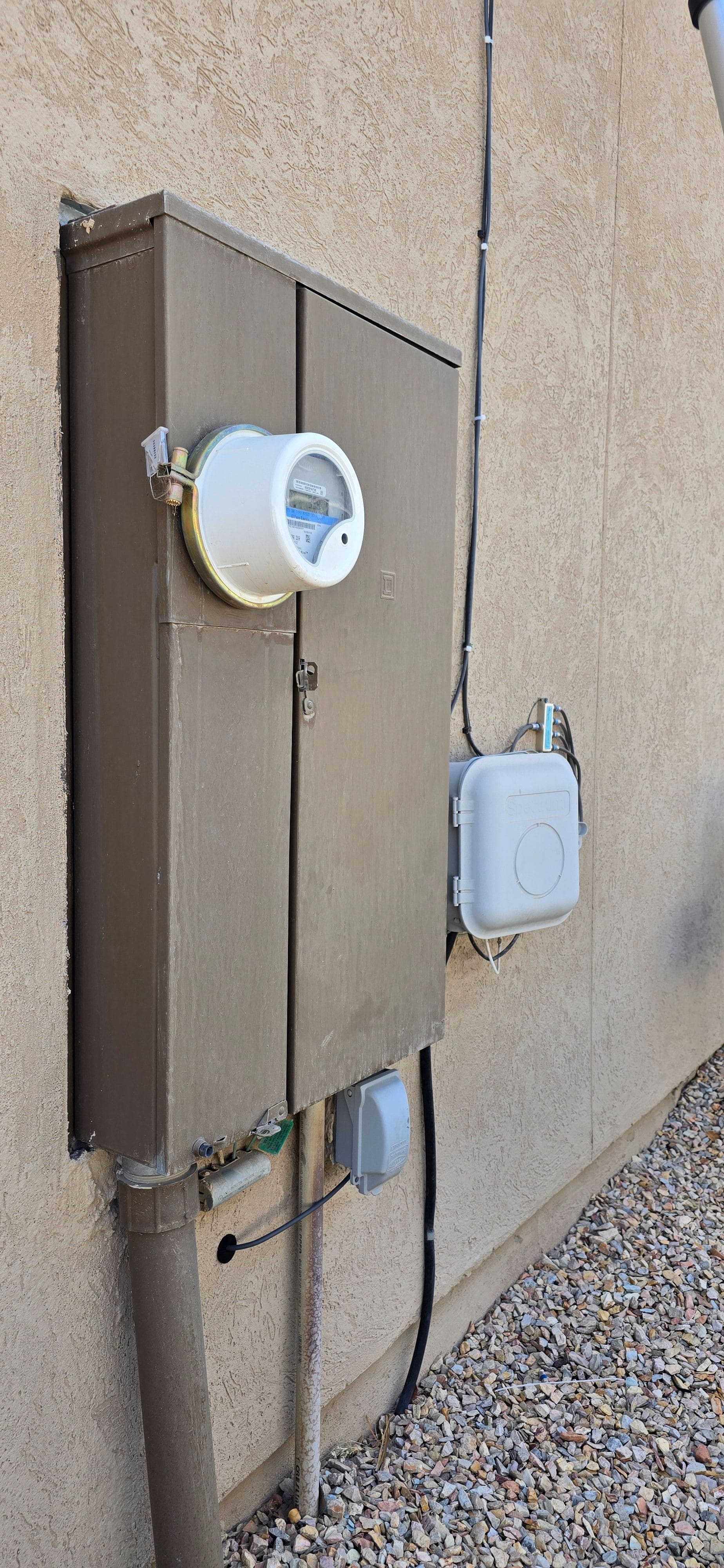 Cable outdoor-indoor pass