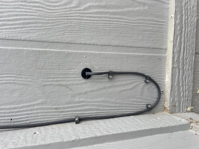 Cable entry point with drip loop
